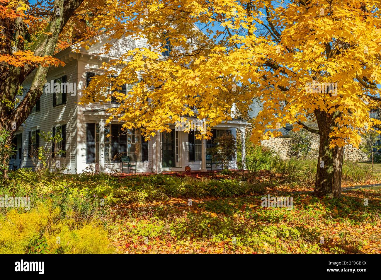 Una vecchia casa coloniale sul comune a Petersham, Massachusetts Foto Stock