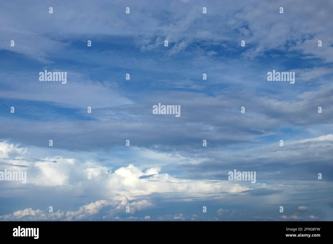 Cirrus, stratus e cumuli nuvole contro il cielo blu. Cielo primaverile Foto Stock