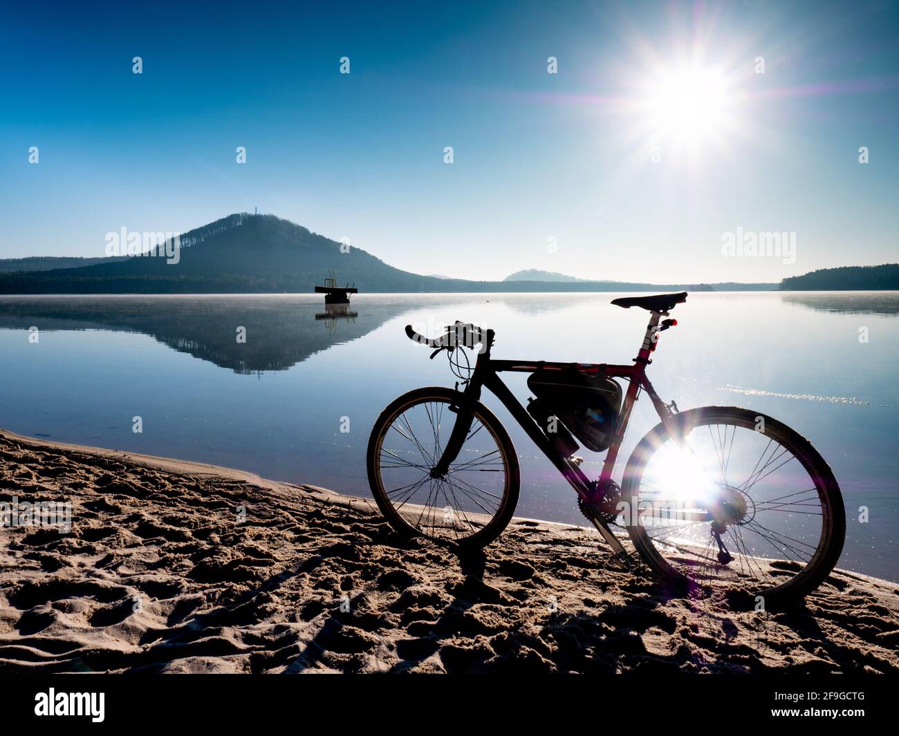 Trekking in bicicletta o in ghiaia al lago sulla natura mattutina sfondo  orizzontale Foto stock - Alamy