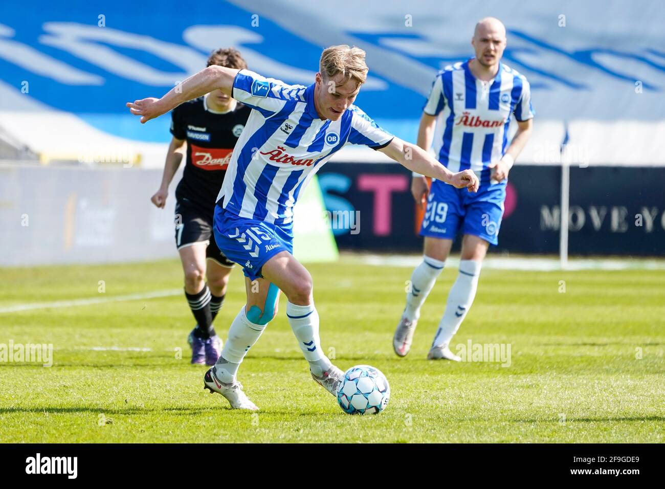 Odense, Danimarca. 18 Apr 2021. Max Fenger (15) di OB visto durante il 3F Superliga match tra Odense Boldklub e Sonderjyske al Nature Energy Park di Odense. (Photo Credit: Gonzales Photo/Alamy Live News Foto Stock