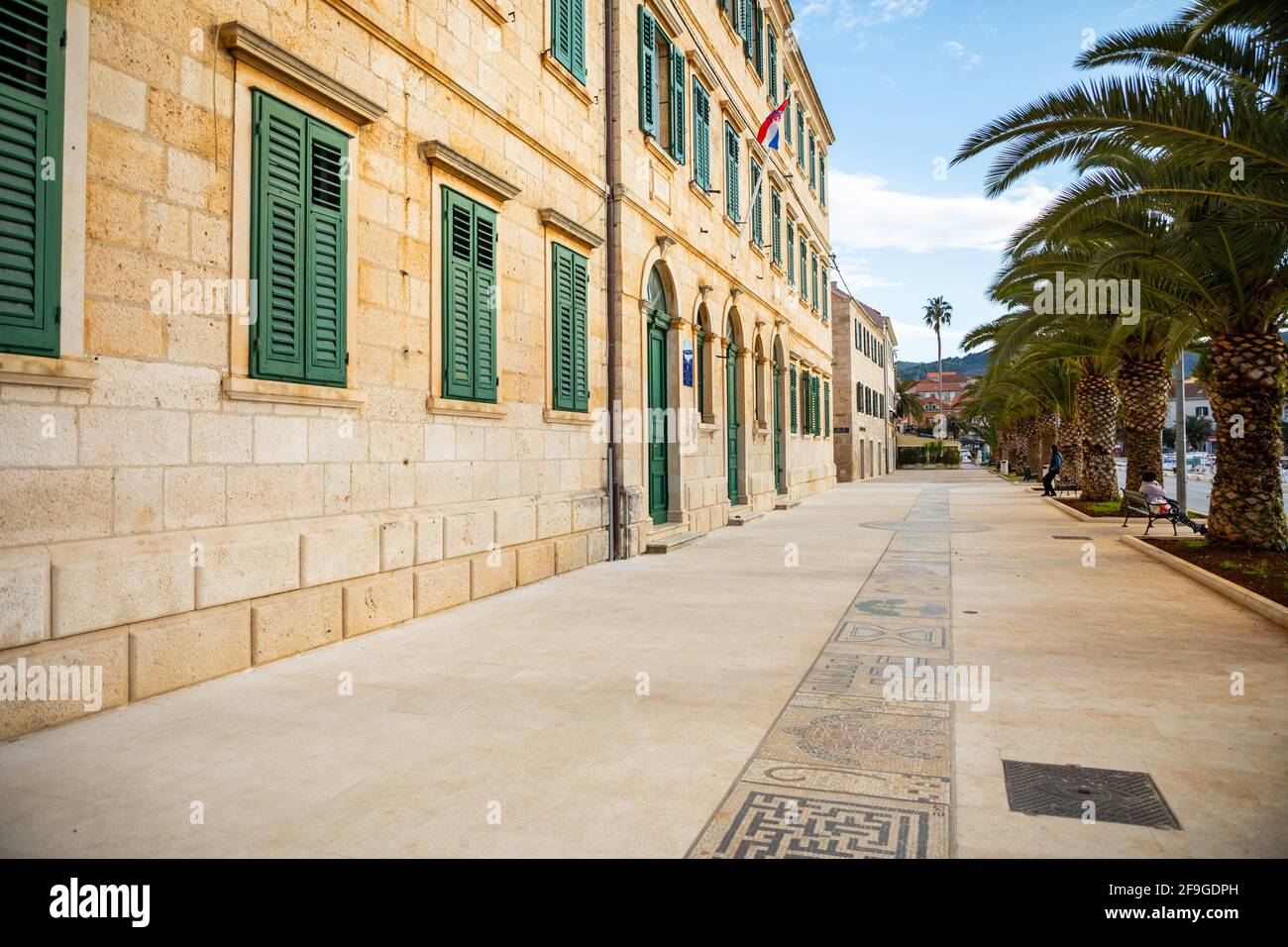 Vela Luka, Croazia - 29.03.2021: Mosaico in via principale a vela Luka, sull'isola di Korcula, nel Mare Adriatico, Croazia Foto Stock