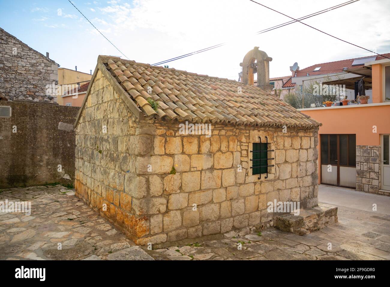 Chiesa di San Vinsent nella città vecchia di vela Luka, isola di Korcula, Croazia Foto Stock