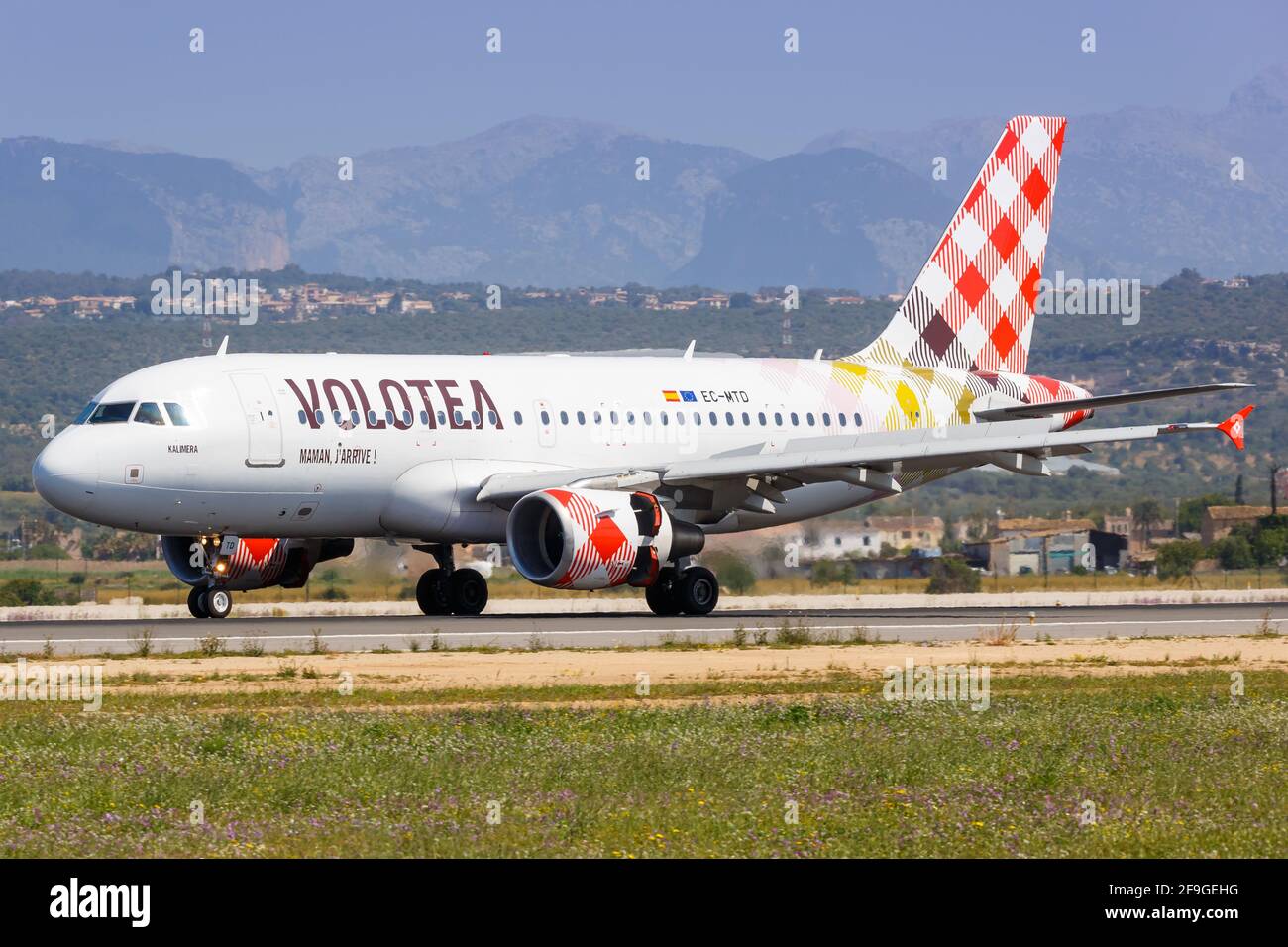 Palma de Mallorca, Spagna - 11 maggio 2018: Volo Volotea Airbus A319 all'aeroporto di Palma de Mallorca (PMI) in Spagna. Airbus è un produttore di aeromobili Foto Stock