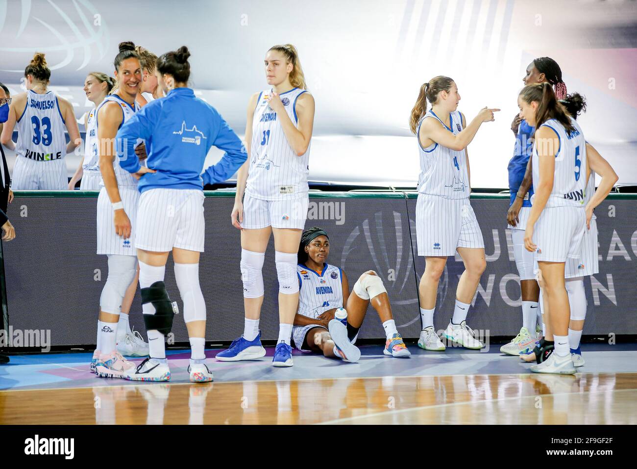 ISTANBUL, TURCHIA - APRILE 18: I giocatori di Perfumerias Avenida sono delusi per la perdita durante la partita finale femminile Eurolega tra Perfumias Avenida e UMMC Ekaterinburg alla Volkswagen Arena il 18 aprile 2021 a Istanbul, Turchia (Foto di /Orange Pictures) Foto Stock