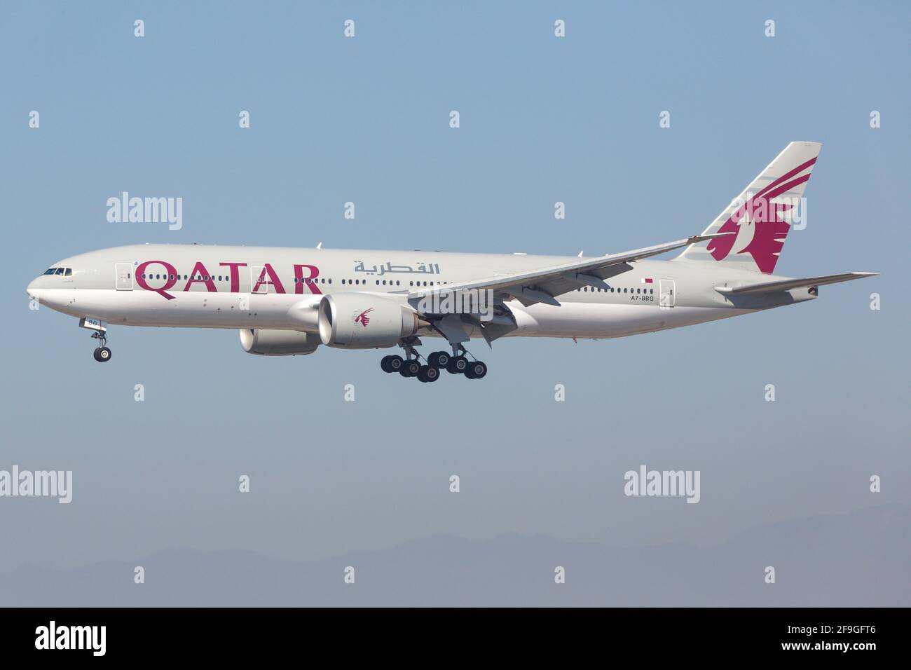 Los Angeles, Stati Uniti d'America - 21. Febbraio 2016: Qatar Airways Boeing 777-200 all'aeroporto di Los Angeles (LAX) negli Stati Uniti. Boeing è un costruttore di aeromobili basato su i. Foto Stock