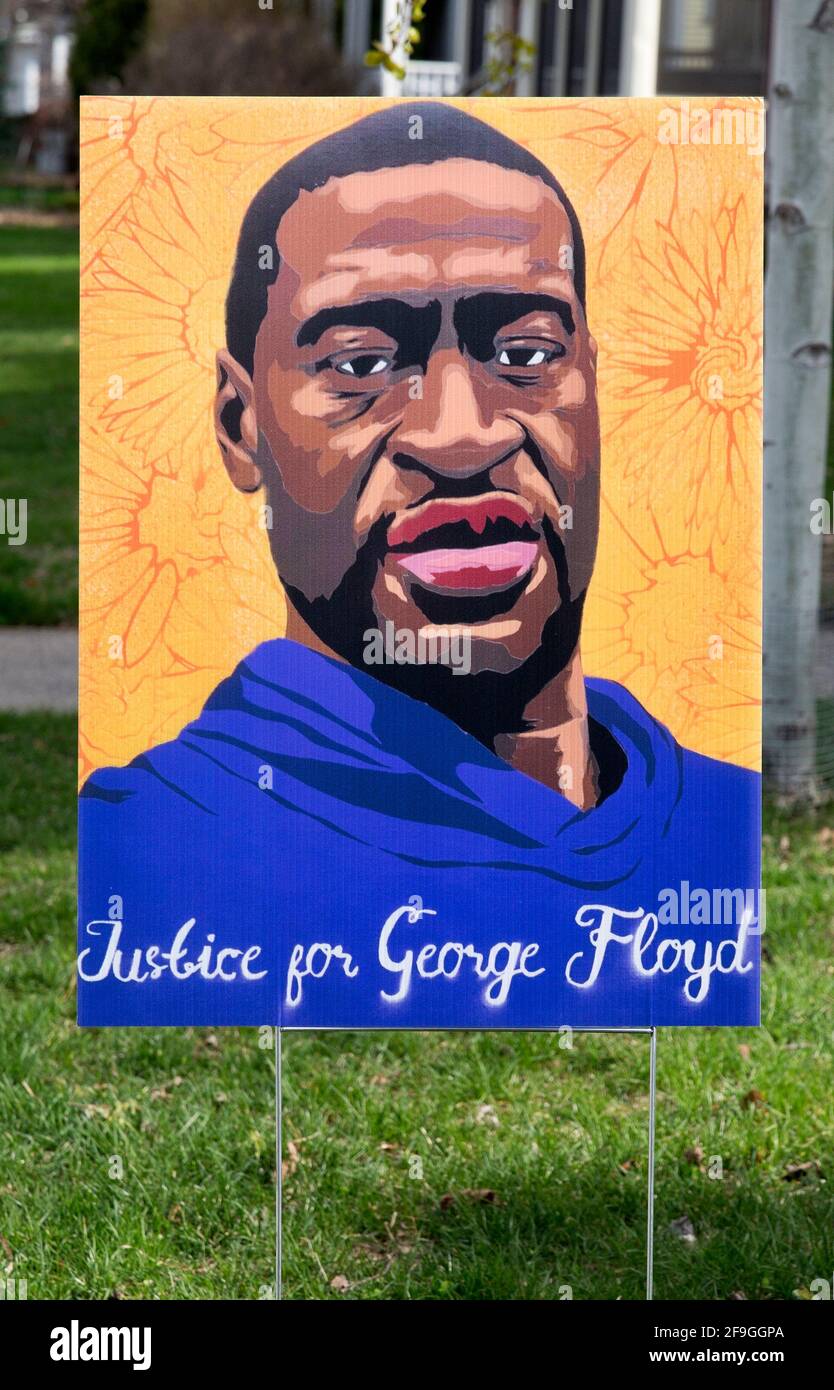 Un cartello del cantiere George Floyd del quartiere con un ritratto colorato e un messaggio scritto a mano, Justice for George Floyd Foto Stock