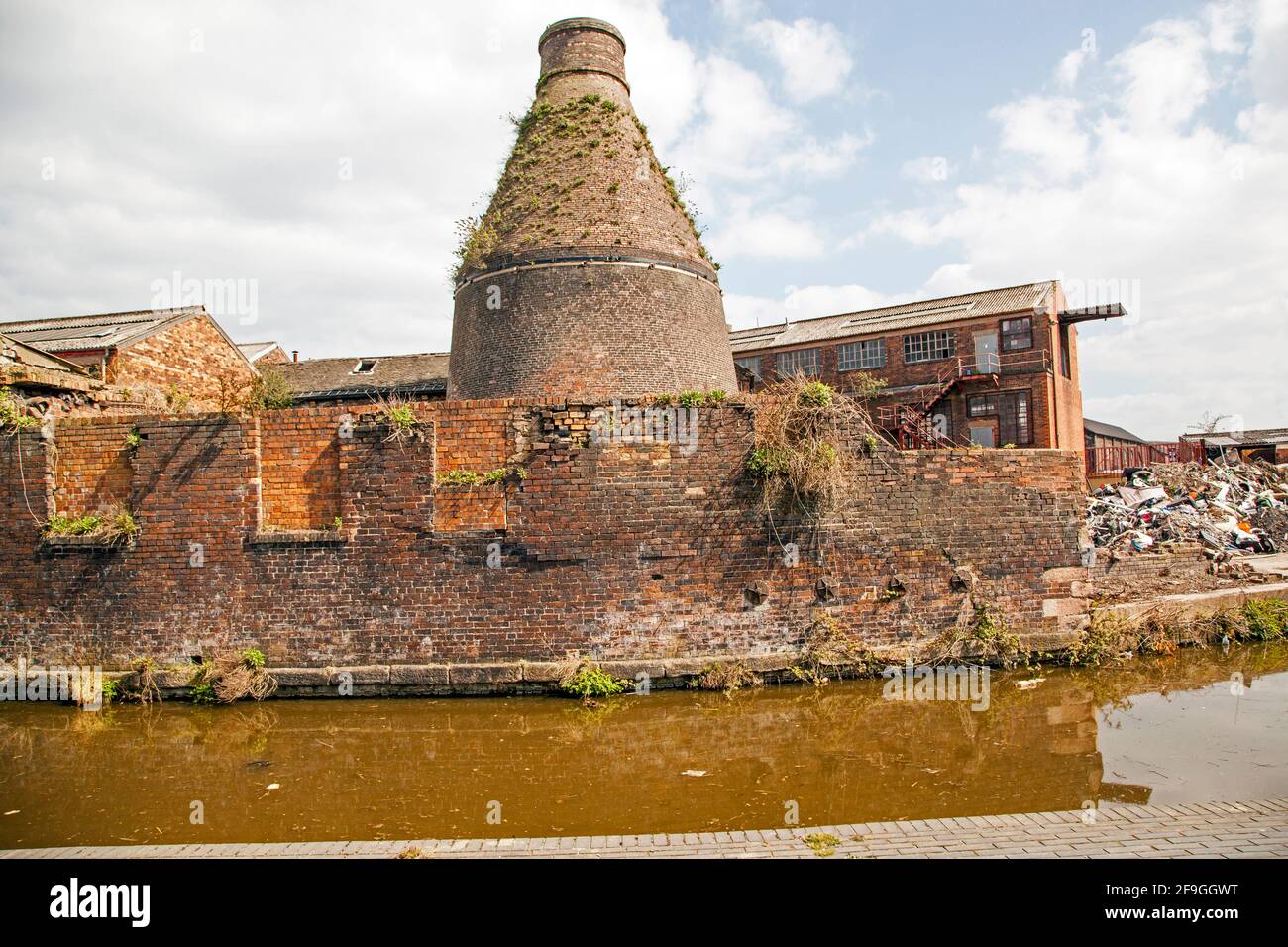 Il vecchio forno di bottiglia disusato al prezzo precedente e. Le ceramiche di Kensington lavorano sulle rive del Trent e. Mersey canale a Longport Stoke su Trent Foto Stock