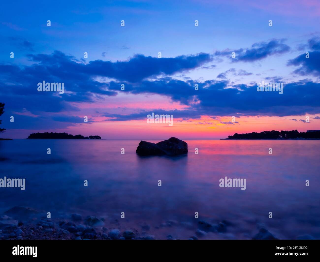 Rock Boulder un solo solitario solitudine da solo splendida idilliaca bella spiaggia di mare piacevole sera tranquillità Foto Stock