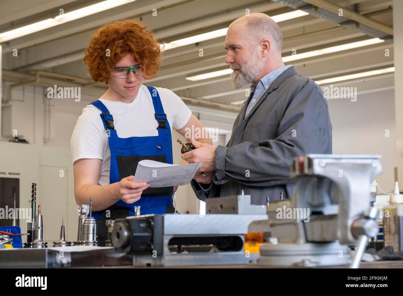 Master e apprendista, apprendista, formazione, meccanico di precisione, meccanica, Apprendista, lavorazione del metallo, tecnologia, Baviera, Germania Foto Stock
