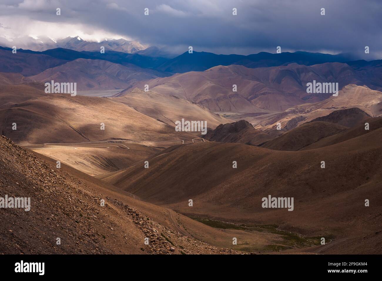 Strada per il Monte Everest attraverso l'Himalaya, Shigatse, Regione Autonoma del Tibet, Cina Foto Stock