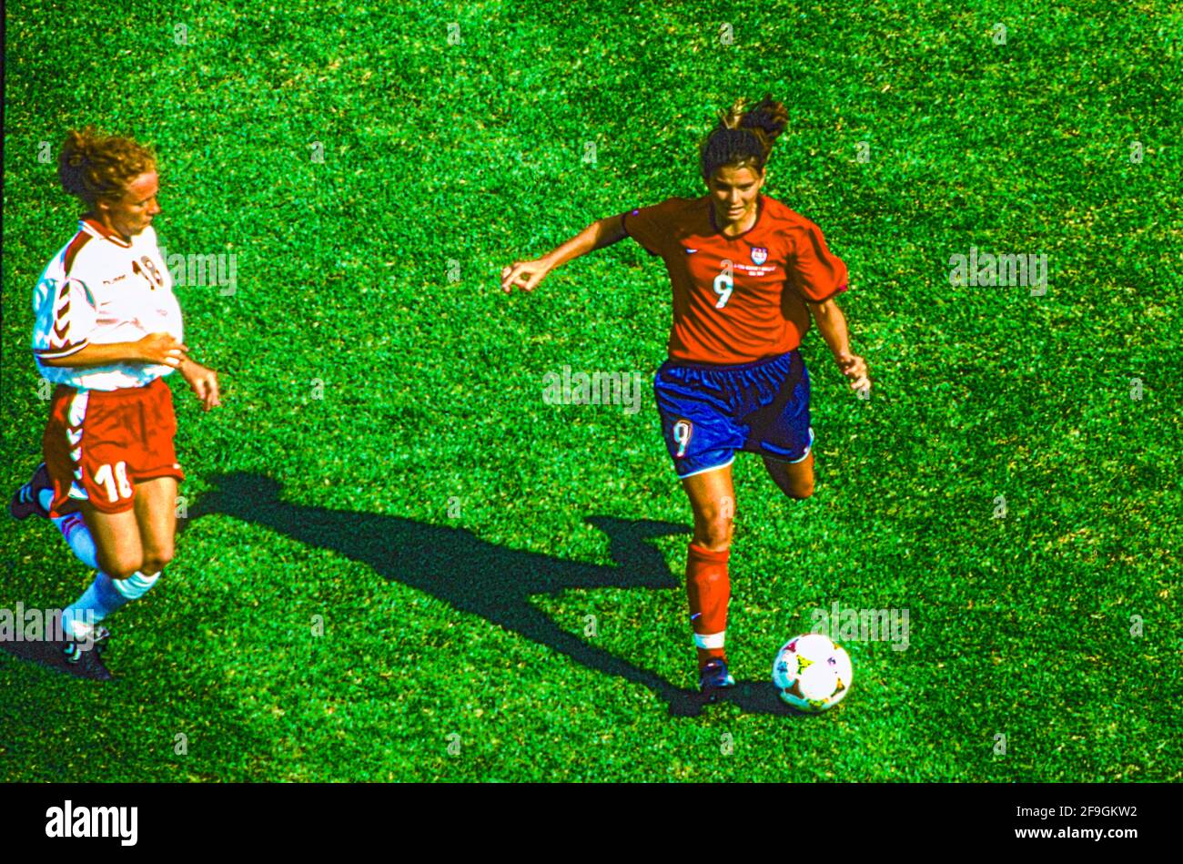Mia Hamm, 9 (USA) in gara alla Coppa del mondo di calcio femminile 1999. Foto Stock