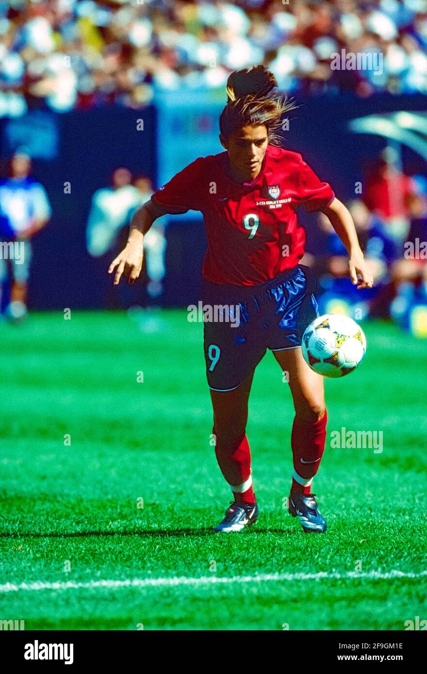 Mia Hamm, n. 9 (USA) in gara per la Coppa del mondo di calcio femminile 1999. Foto Stock