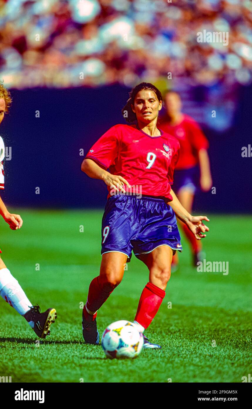 Mia Hamm, n. 9 (USA) in gara per la Coppa del mondo di calcio femminile 1999. Foto Stock
