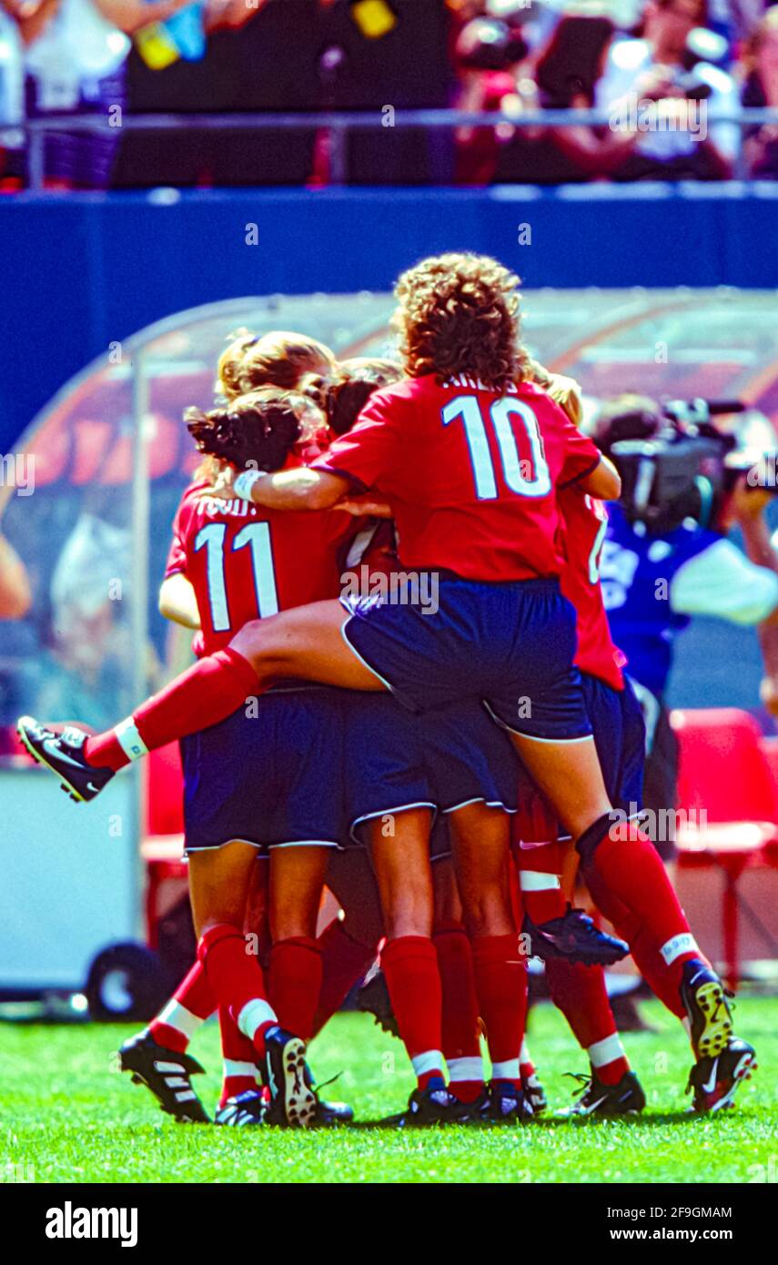 Michelle Akers, 10 e il compagno di squadra statunitense Julie Foudy 11 festeggiano durante la partita USA/Danimarca alla Coppa del mondo femminile 1999. Foto Stock