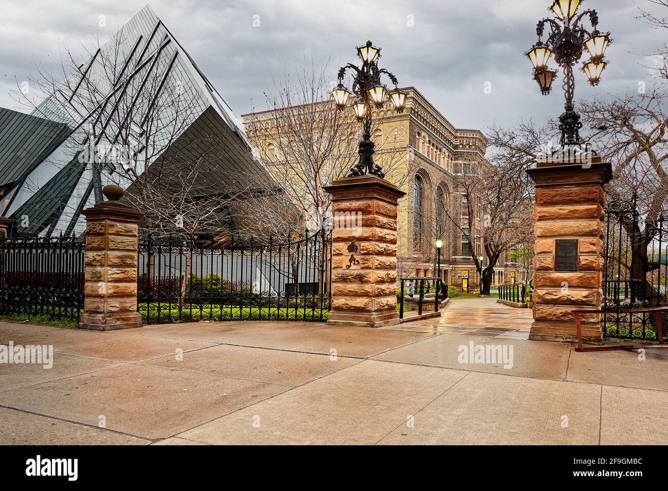 Storico cancello in pietra e lampade vicino al Royal Ontario Museum nel centro di Toronto, catturato nel pomeriggio nuvoloso, Ontario, Canada. Foto Stock