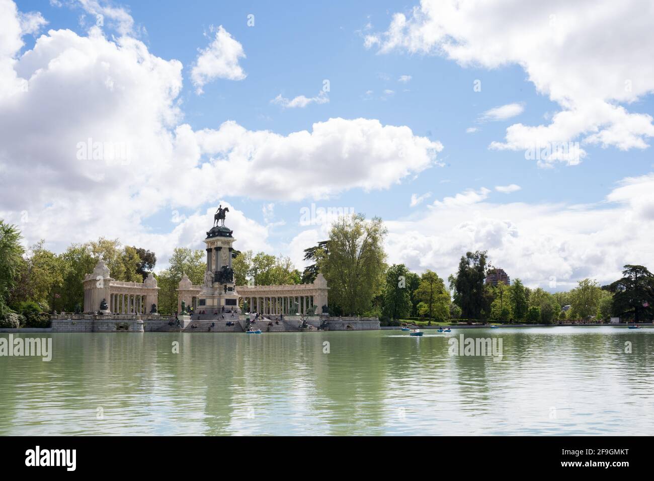 Lago al parco Retiro, Madrid, in una giornata di sole. Alcune barche e persone in lontananza Foto Stock