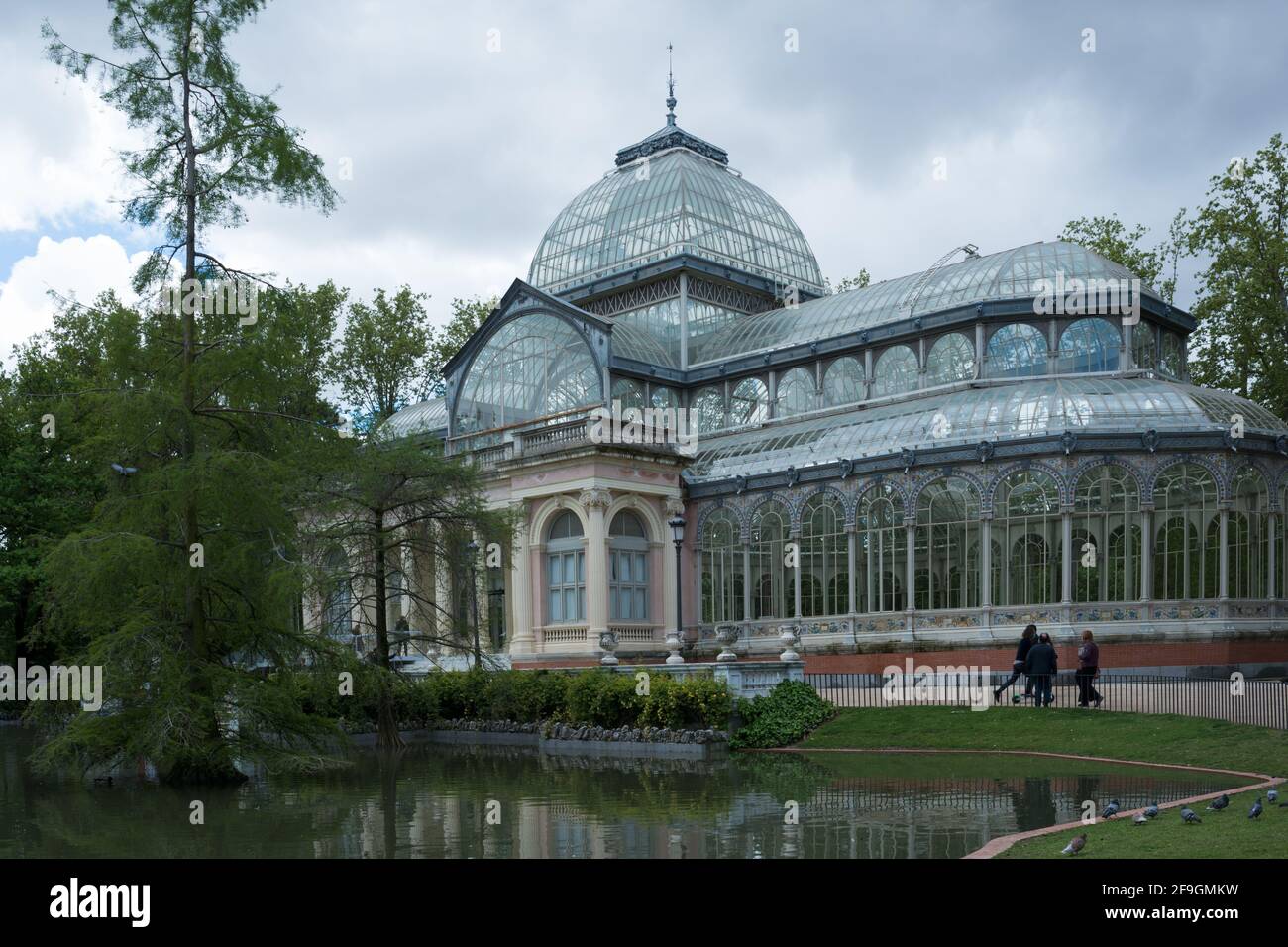 Crystal Palace al parco Retiro, Madrid, in una giornata nuvolosa Foto Stock