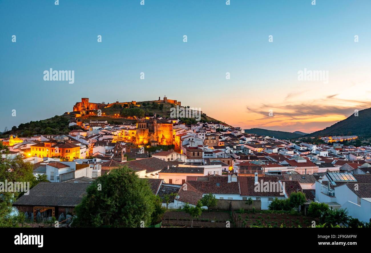 Vista sulla città del villaggio Aracena con fortezza illuminata Castillo de Aracena, umore sera, Aracena, Huelva, Spagna Foto Stock