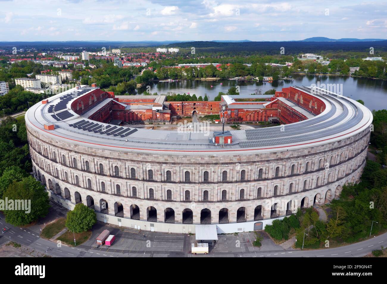 Sala congressi incompiuta della NSDAP 1933-1945, nella parte posteriore annessi a sinistra Centro documentazione, destra cortile Serenade, grande Dutzendteich Foto Stock