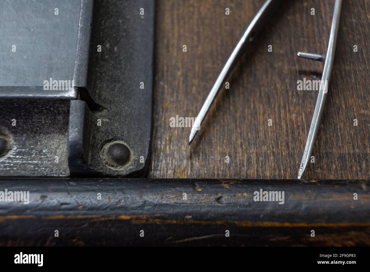 Morsetti in argento e telaio di montaggio per Letterpress, sull'unità di stampa Foto Stock