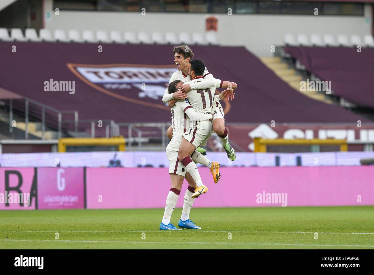 Borja Mayoral DI COME Roma festeggia con i compagni di squadra dopo aver segnato Durante la Serie UNA partita di calcio tra il Torino FC e. COME Roma all'Olympic Grande Tor Foto Stock