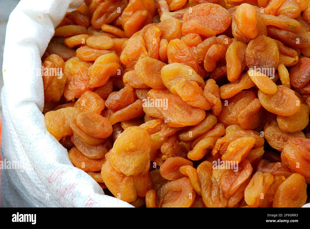 Albicocche (Prunus armeniaca) secche, mercato, Uerguep, Cappadocia, Turchia Foto Stock