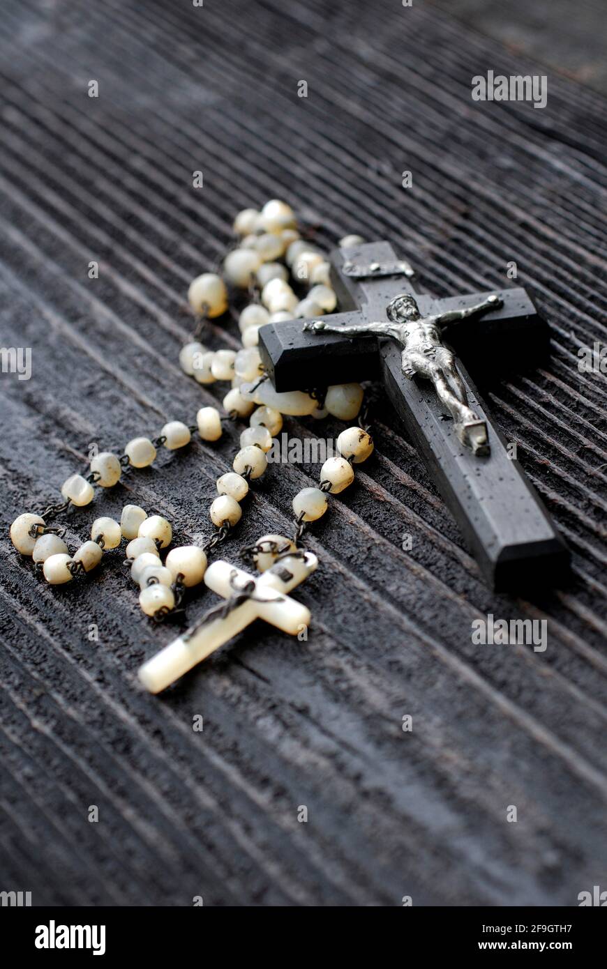 Crocifisso e rosario, croce, catena del rosario, croce di Gesù Foto Stock