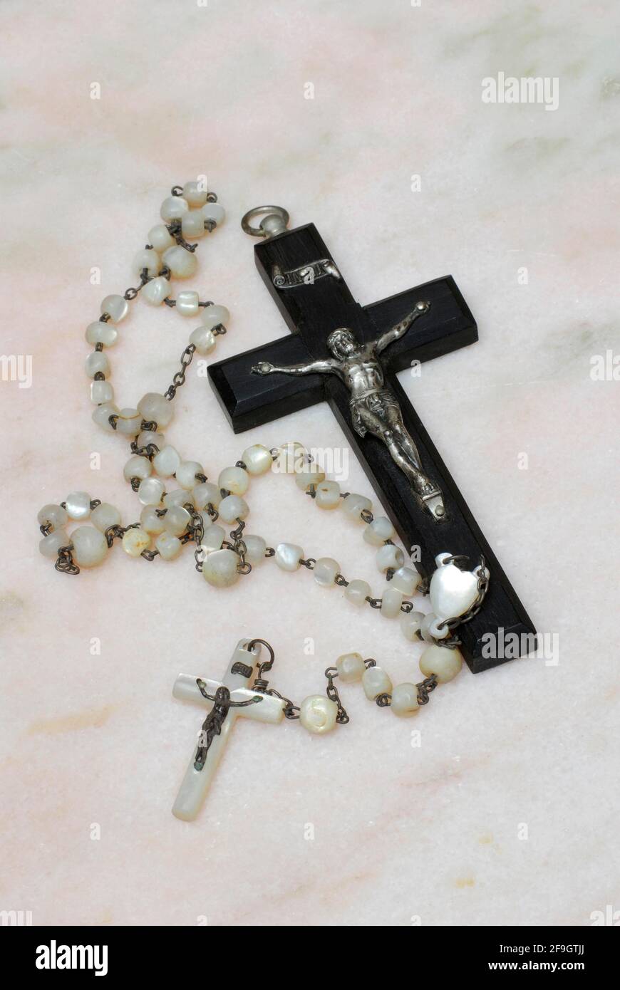 Crocifisso e rosario, croce, catena del rosario, croce di Gesù Foto Stock