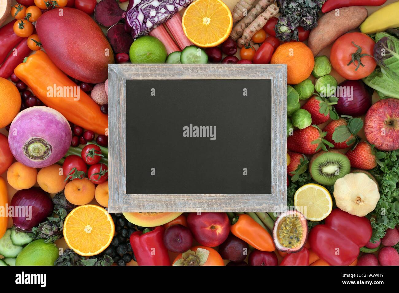 Alimenti antiossidanti naturali sani a base di piante con frutta e verdura  che neutralizzano radicali liberi, ad alto contenuto di fibre, antocianine,  licopene e vitamine Foto stock - Alamy