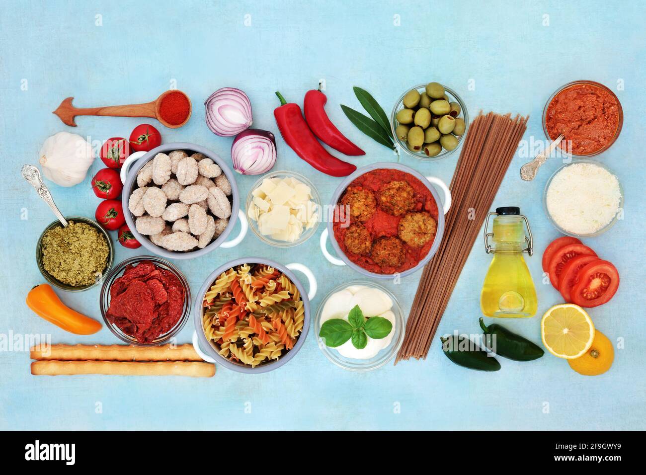 Alimentazione sana ed equilibrata italiana alta in antiossidanti, antocianine, fibra, licopene, omega 3 e proteine. Con polpette, formaggi, verdure, pasta. Foto Stock
