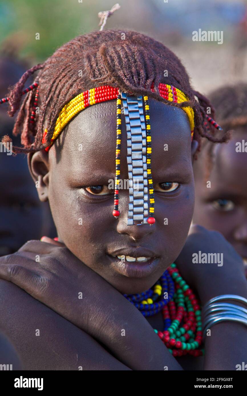 Dassanetch girl, gioielli con perle di vetro, collana con perle di vetro, Dassanetch, Dasanach, Kenya Foto Stock
