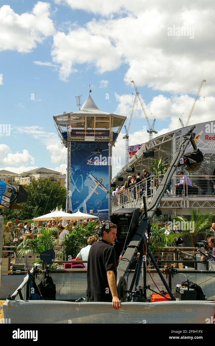 Torre di controllo, Media e area esecutiva della Red Bull Air Race a Docklands, Londra, Regno Unito, nel 2007. Costruzione temporanea di grandi dimensioni per la comunità internazionale Foto Stock