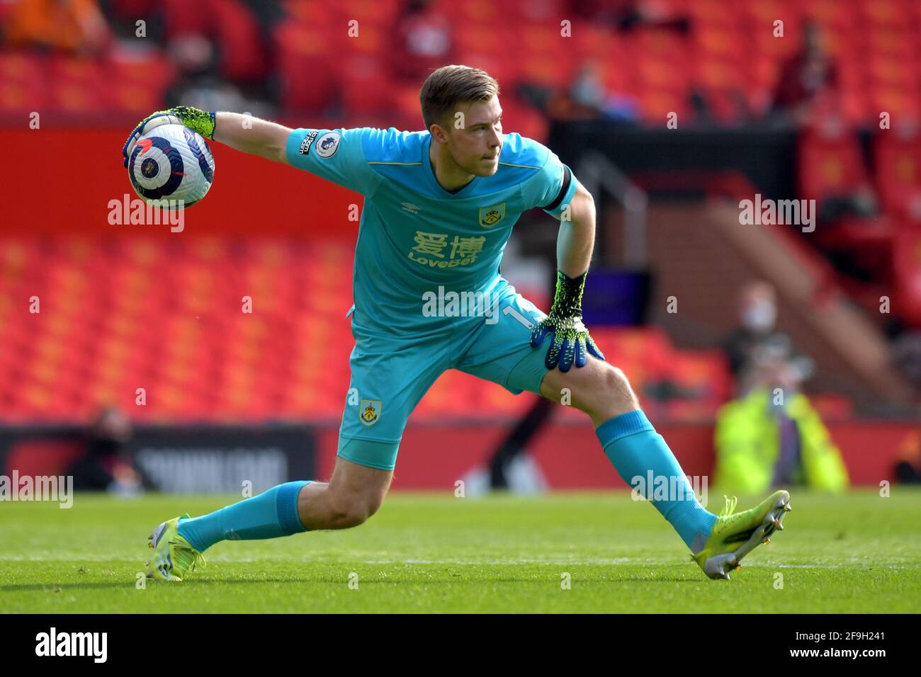 Manchester, Regno Unito. 18 Apr 2021. Il portiere di Burnley Bailey Peacock-Farrell durante la partita della Premier League a Old Trafford, Manchester, Regno Unito. Data immagine: Domenica 18 aprile 2021. Il credito fotografico dovrebbe essere Credit: Anthony Devlin/Alamy Live News Foto Stock