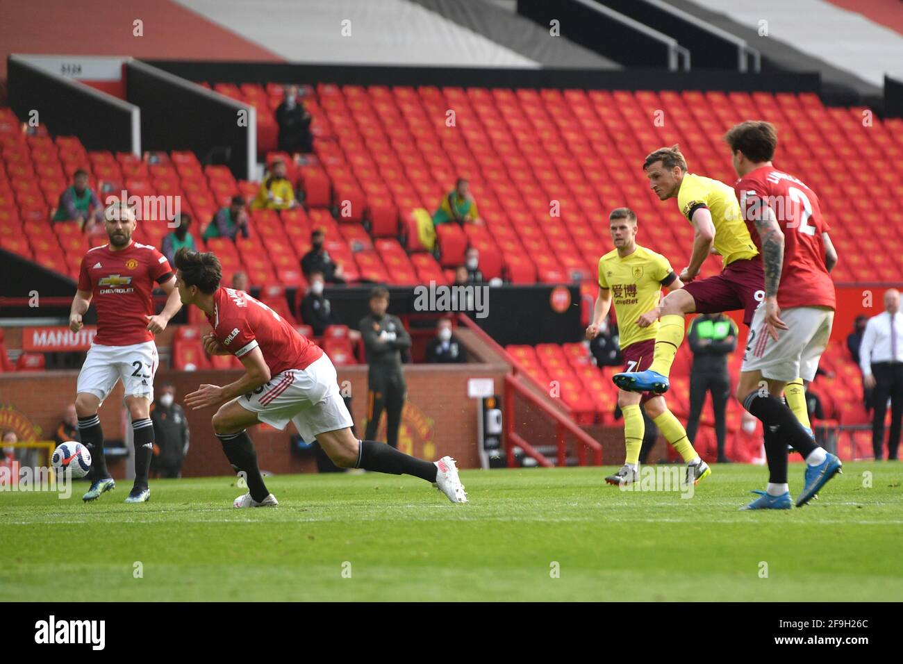 Manchester, Regno Unito. 18 Apr 2021. Chris Wood di Burnley ha un tiro al gol durante la partita della Premier League a Old Trafford, Manchester, Regno Unito. Data immagine: Domenica 18 aprile 2021. Il credito fotografico dovrebbe essere Credit: Anthony Devlin/Alamy Live News Foto Stock