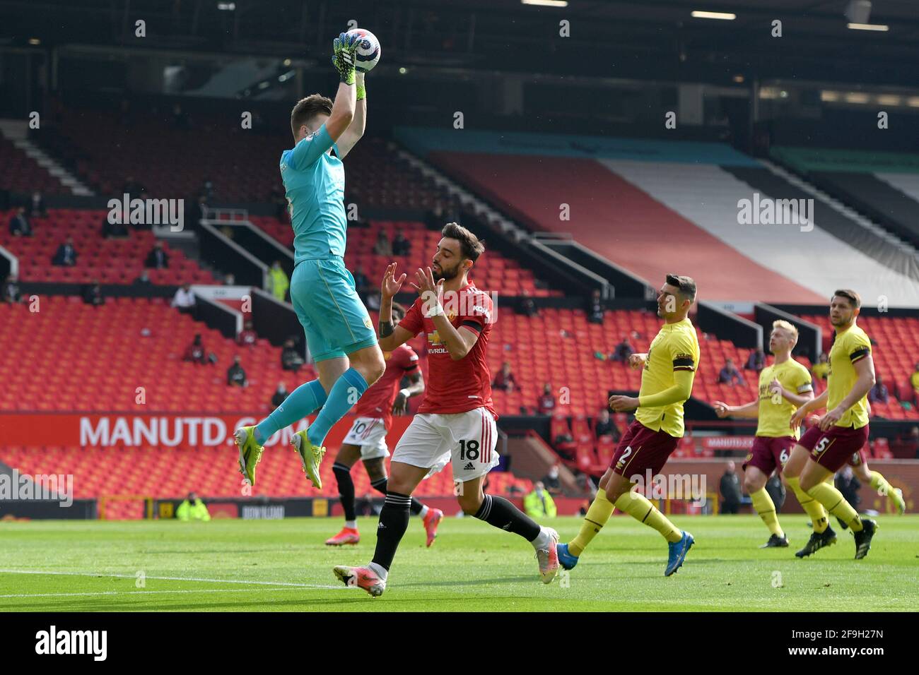 Manchester, Regno Unito. 18 Apr 2021. Bruno Fernandes di Manchester United reagisce mentre il portiere di Burnley Bailey Peacock-Farrell fa un salvataggio durante la partita della Premier League a Old Trafford, Manchester, Regno Unito. Data immagine: Domenica 18 aprile 2021. Il credito fotografico dovrebbe essere Credit: Anthony Devlin/Alamy Live News Foto Stock