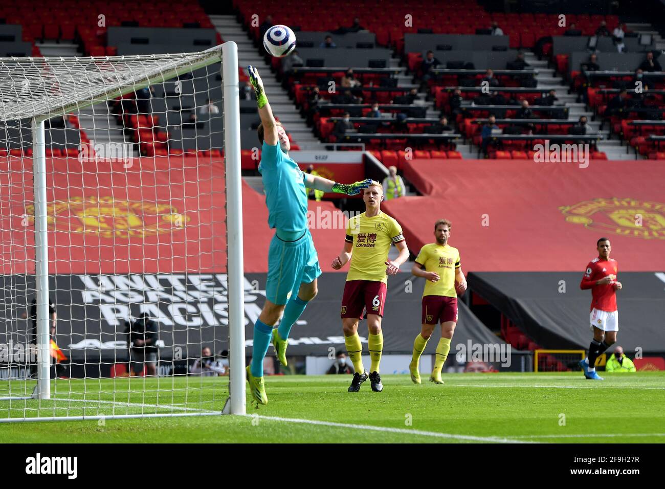 Manchester, Regno Unito. 18 Apr 2021. Il portiere di Burnley Bailey Peacock-Farrell risparmia durante la partita della Premier League a Old Trafford, Manchester, Regno Unito. Data immagine: Domenica 18 aprile 2021. Il credito fotografico dovrebbe essere Credit: Anthony Devlin/Alamy Live News Foto Stock