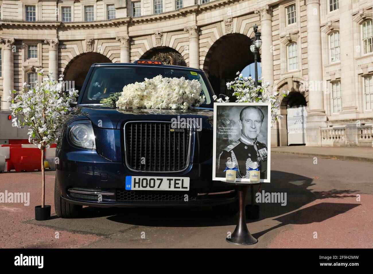 Londra, Regno Unito. 17 aprile 2021. Admiralty Arch in omaggio alla morte del principe Filippo - il giorno dei funerali. Credito: Waldemar Sikora Foto Stock