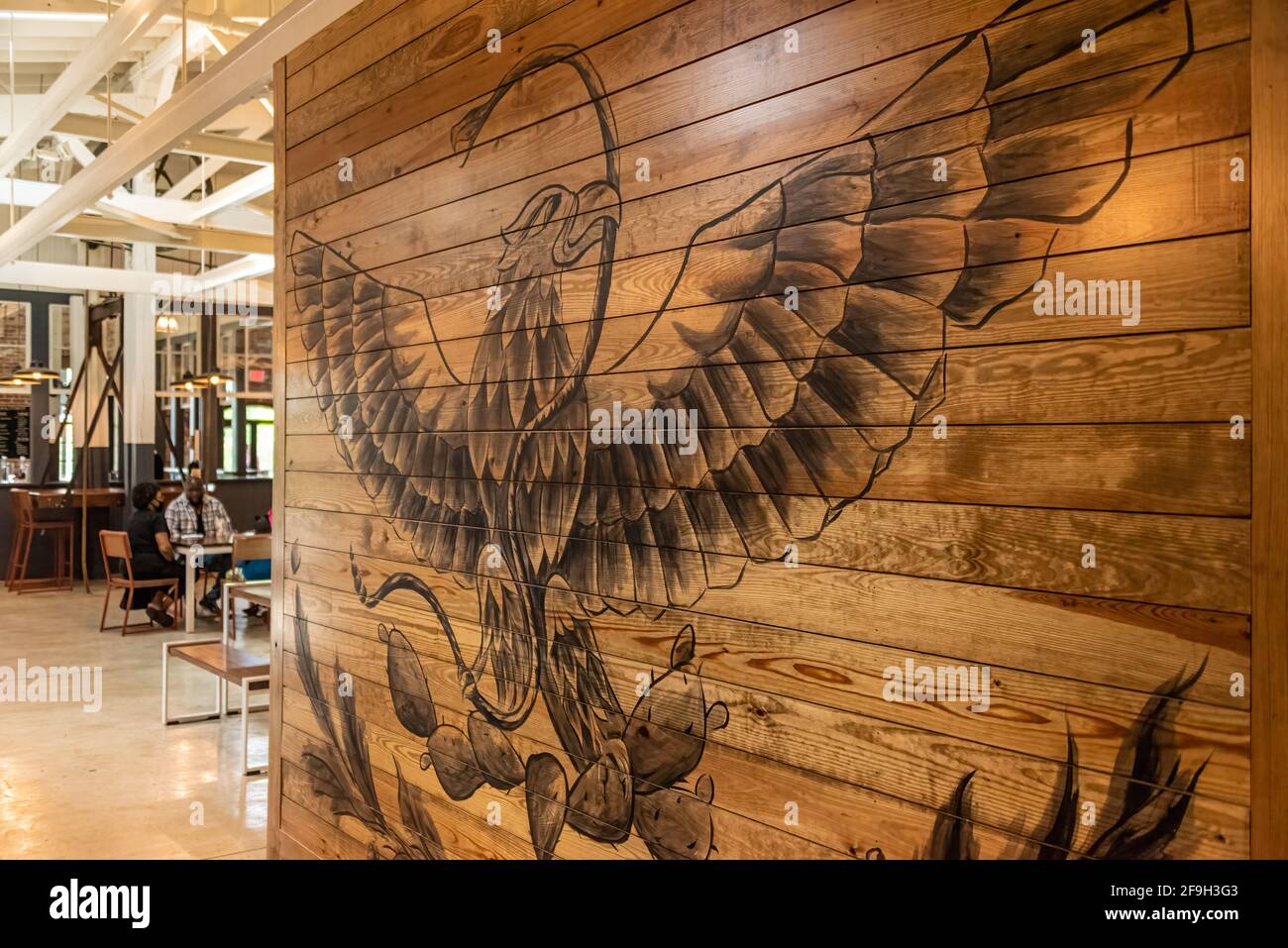 La grafica di Eagle Wall nell'area da pranzo della contemporanea Banks Food Hall di fronte al Woodruff Park lungo il lungofiume di Columbus, Georgia. (STATI UNITI) Foto Stock