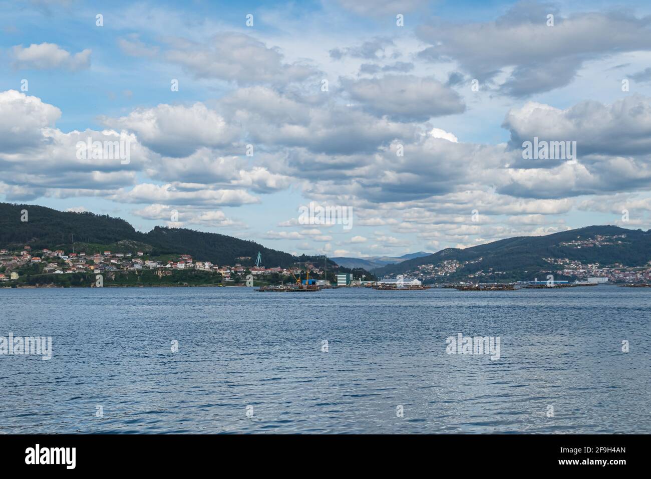 Vista dell'inizio dell'estuario del Vigo in Spagna con nuvole in primavera Foto Stock