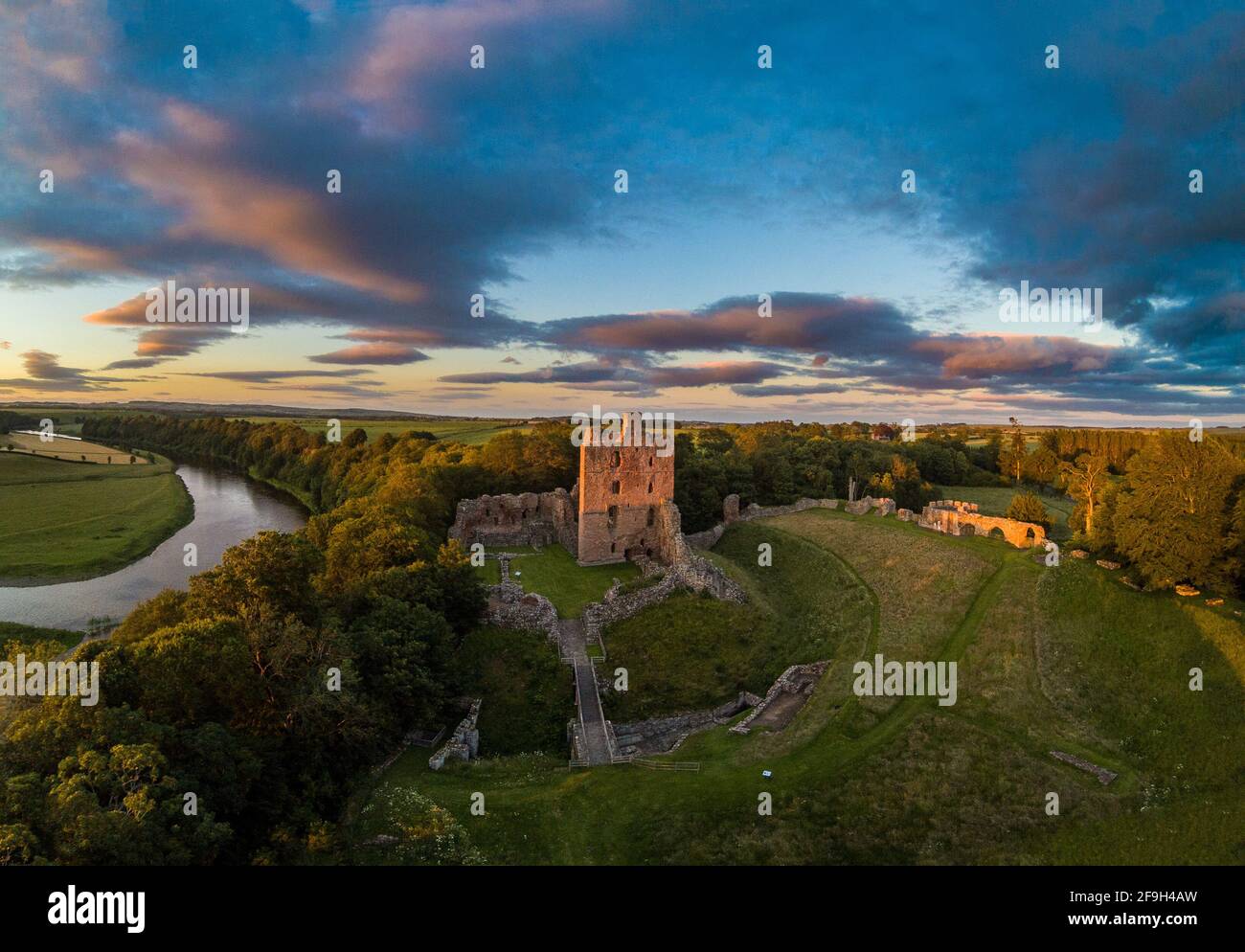 Il castello di Norham uno dei più importanti dei castelli di confine è stato costruito nel 1121 dai Vescovi di Durham una lunga e turbolenta storia ha visto molte famose Foto Stock