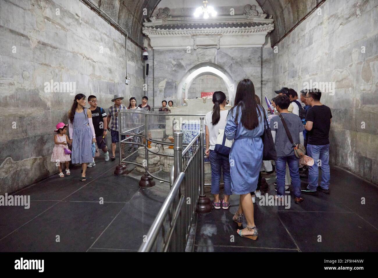 I turisti alla Tomba Zhaoling Ming Dinastia a Pechino, Patrimonio dell'Umanità dell'UNESCO, Cina Foto Stock