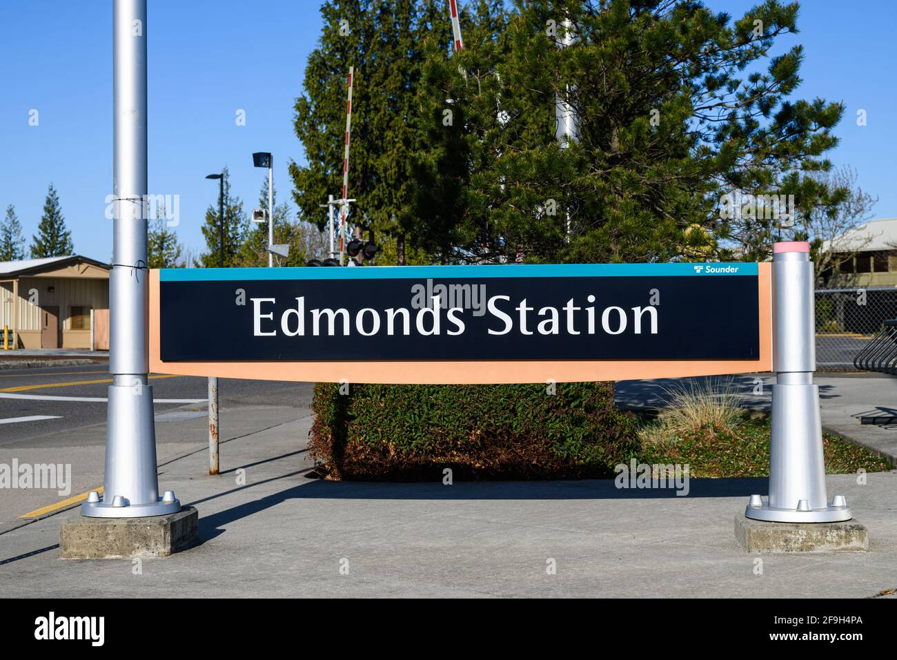 Edmonds, WA, USA - 17 aprile 2021; segnale accanto alla stazione di Edmonds nella contea di Snohomish Washington fornito da Sounder Transit alla stazione ferroviaria Foto Stock