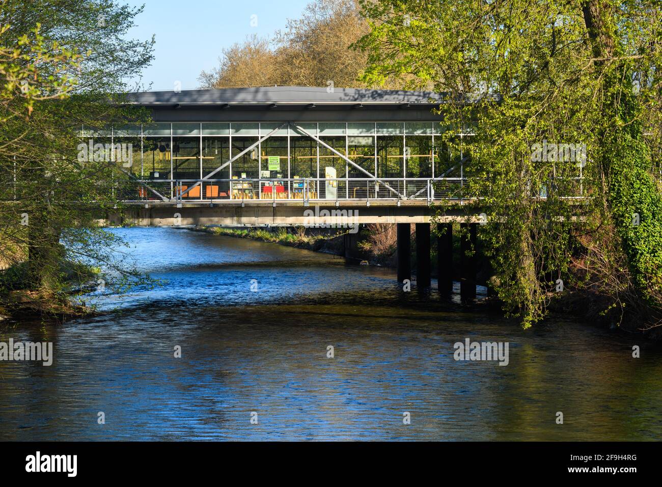 Filiale del sistema della Biblioteca della Contea di King a Renton Washington. L'edificio è stato progettato per estendersi sopra il fiume Cedar che scorre al di sotto Foto Stock