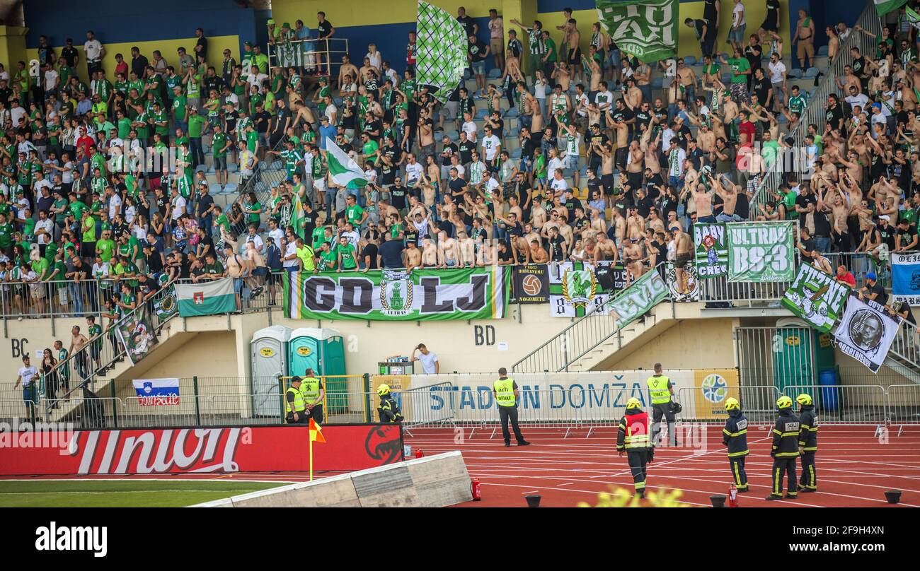 DOMZALE, SLOVENIA - 22 giugno 2019: Gli spettatori si siedono sulla tribuna e guardano la partita di calcio Foto Stock