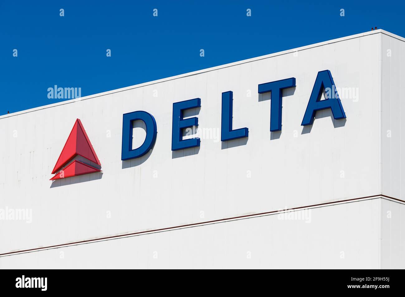 Seattle - 17 aprile 2021; logo aziendale e marchio Delta Airlines su un edificio bianco. I colori blu e bianco sono su un edificio bianco e con Foto Stock