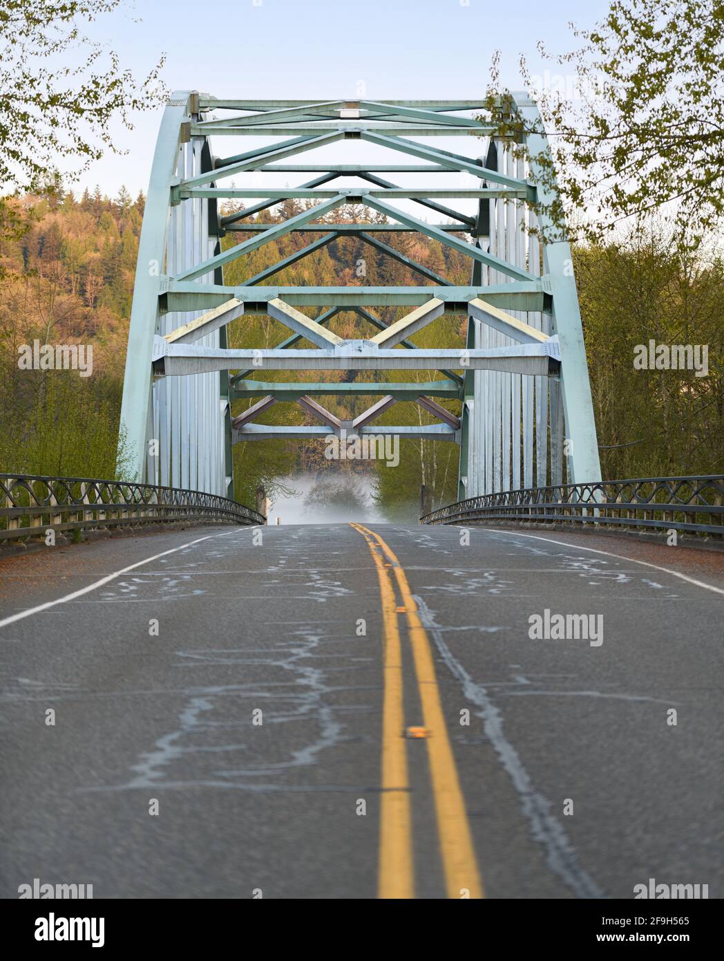 Strada che attraversa la Snoqualmie Valley tra Duvall e Redmond via Il 124th Street Bridge Foto Stock