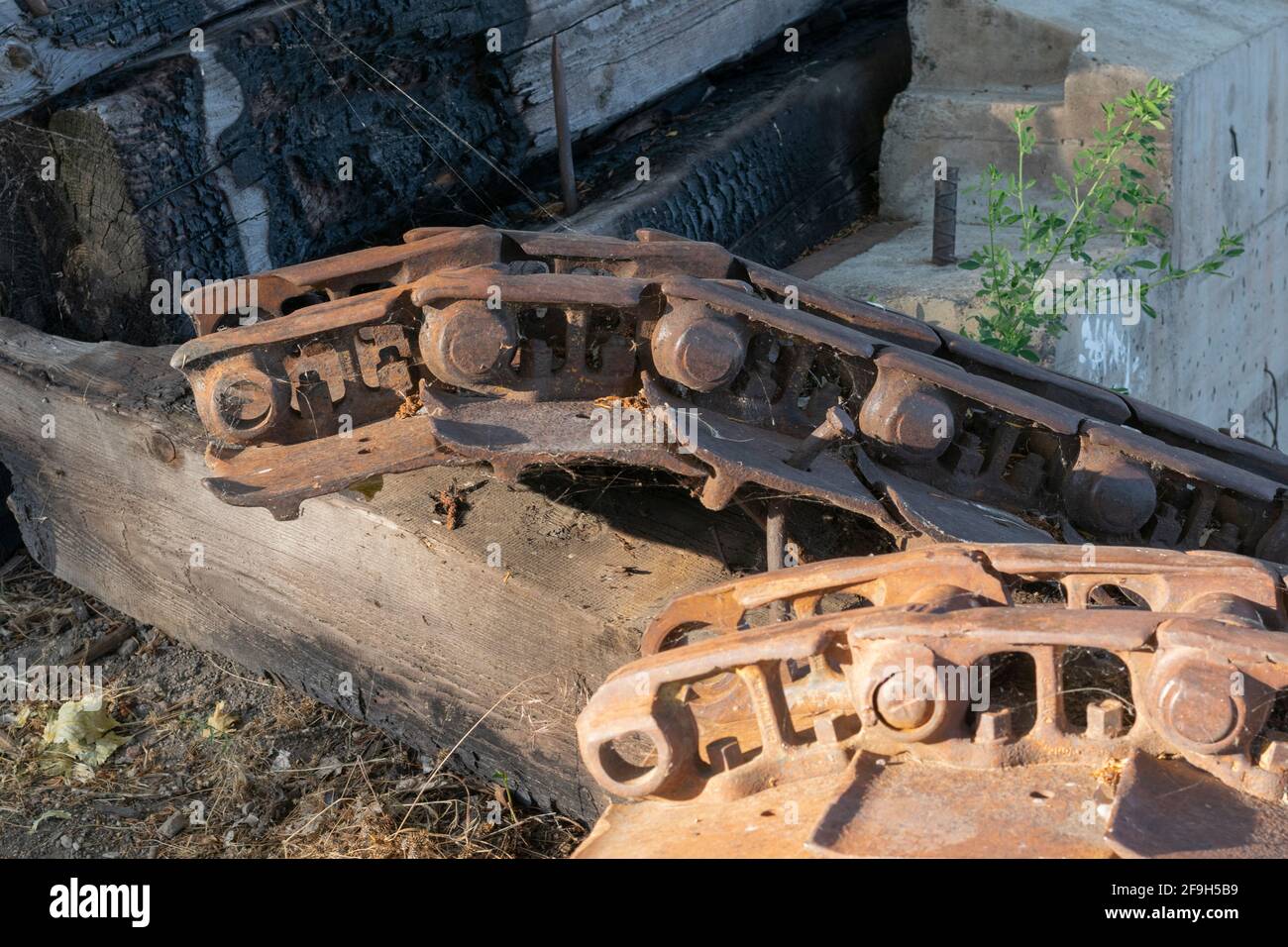 Le rovine di metallo pesante di macchinario di segheria rimangono sulle rive del lago Ewauna in Klamath Falls, Oregon. Foto Stock