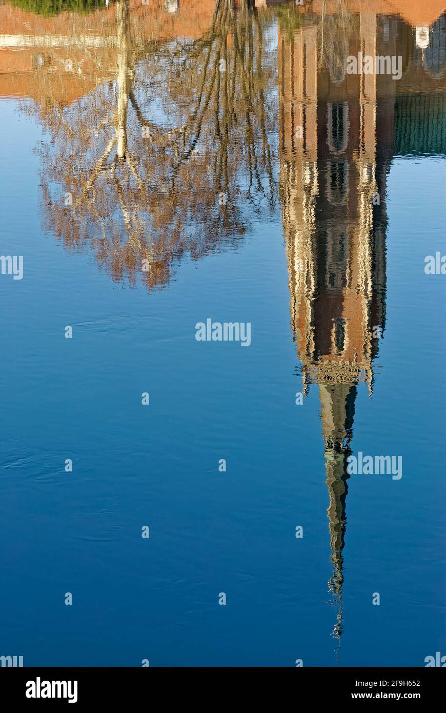 Cattedrale torre e alberi - riflessione. Riflesso di Ostrow Tumski nel fiume Oder. Cattedrale di San Giovanni Battista. Foto Stock