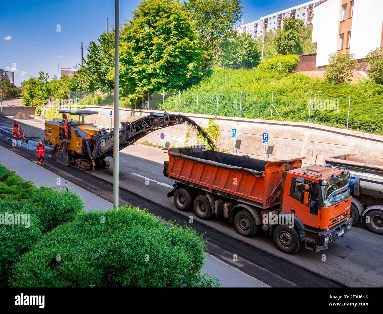 Usti nad Labem, repubblica Ceca - 5.22.2018: La fresatrice rimuove il vecchio asfalto dalla strada e lo trasporta ad un camion Foto Stock