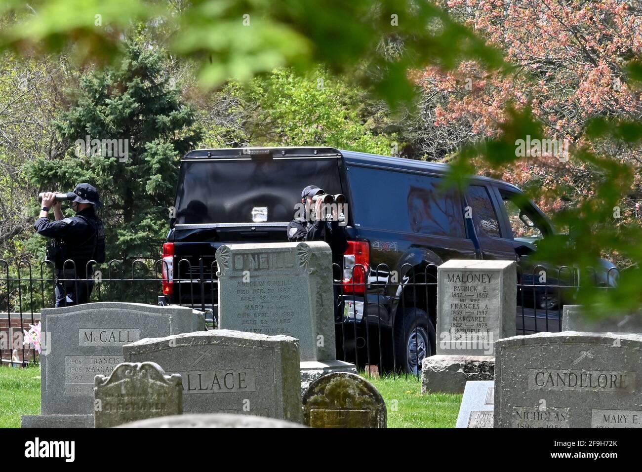 Greenville, Stati Uniti. 18 Apr 2021. Gli agenti del servizio segreto osservano dal cimitero durante la conferma di Hunter, nipote del presidente Joe Biden a Saint Joseph sulla chiesa di Brandywine. Il presidente Joe Biden e il Dott. Jill Biden hanno partecipato alla conferma del loro nipote Robert Hunter Bidens al San Giuseppe sulla chiesa di Brandywine. Otto bambini sono stati confinati in una cerimonia privata Domenica pomeriggio. (Foto di Aimee Dilger/SOPA Images/Sipa USA) Credit: Sipa USA/Alamy Live News Foto Stock